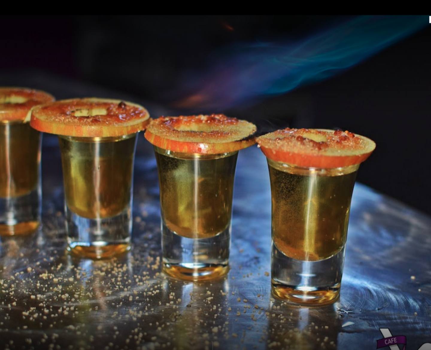 Shots et cocktails au bar Le W à Pau